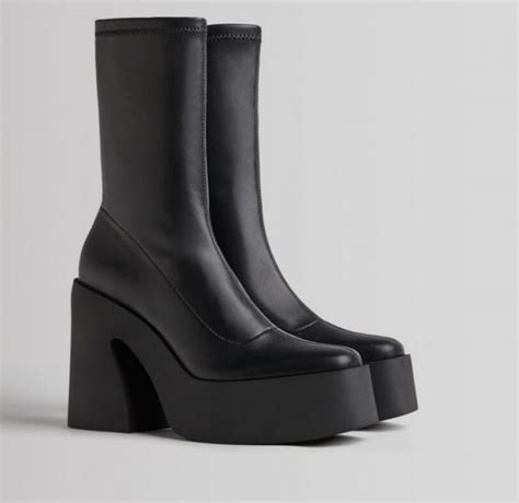 El clon de los botines de Versace está en Bershka por un.